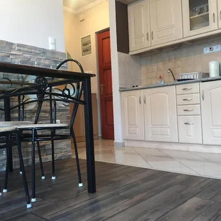 Medences Oenallo 4 Fos 2 Legteru, Felszerelt Foeldszinti Apartman, Terasszal, Wi-fivel, 30 Meterre A Strandtol דירה