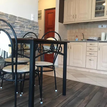 Medences Oenallo 4 Fos 2 Legteru, Felszerelt Foeldszinti Apartman, Terasszal, Wi-fivel, 30 Meterre A Strandtol דירה