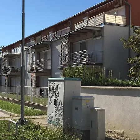 דירה Medences Oenallo 4 Fos 2 Legteru, Felszerelt Foeldszinti Apartman, Terasszal, Wi-fivel, 30 Meterre A Strandtol שיופוק